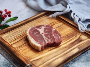 解冻后，用厨房用纸吸干板腱牛排多余的水分。