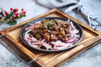 将炒好了牛肉粒放在盛有洋葱的盘子里即可。
喜欢黑胡椒味道重一些，咸淡味重一些的可在表面再撒一些，也可以再撒些罗勒叶碎或者欧芹碎或者其它的香草碎，牛肉粒会更别具风味。