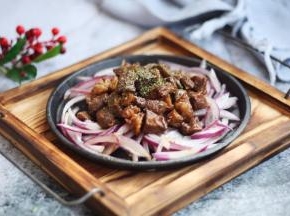 将炒好了牛肉粒放在盛有洋葱的盘子里即可。
喜欢黑胡椒味道重一些，咸淡味重一些的可在表面再撒一些，也可以再撒些罗勒叶碎或者欧芹碎或者其它的香草碎，牛肉粒会更别具风味。