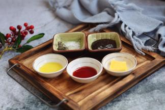 准备好辅助食材：橄榄油、黄油、红酒、柠檬汁、现磨黑胡椒碎、现磨海盐、黑胡椒酱。