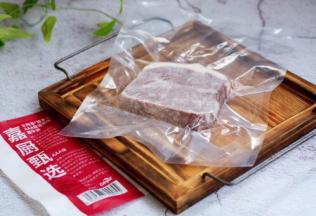 将板腱牛排放在冰箱的冷藏室里或室内自然解冻。