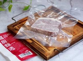 将板腱牛排放在冰箱的冷藏室里或室内自然解冻。
