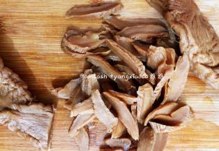 把萝卜干切成薄片，切薄片是为了下一步能更好的操作