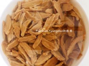 切成薄片之后，把它放在盆中用，如果有时间先用水泡半小时，没时间就在洗萝卜干的时候多洗几次，洗的同时把萝卜干挤一挤，把咸味挤掉，别太咸，但是也不能洗得太淡，要不然炒出来的萝卜干没有本身味道也不好吃