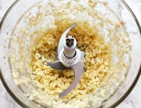 把洗好的蒜头沥干水分，把蒜头放入料理机打碎，按下打磨功能10秒就好