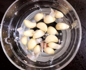 剥好的蒜头用水冲洗一下，挑出来