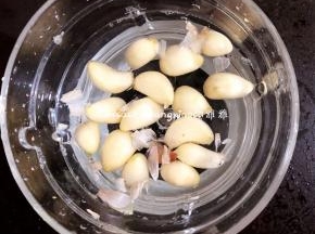 剥好的蒜头用水冲洗一下，挑出来