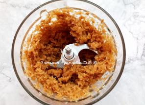 把泡洗好的萝卜干，放入料理机中打碎，按下打磨功能10秒就好