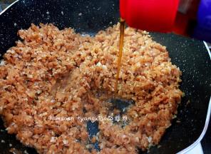 最后加入芝麻油再次翻炒均匀即可出锅