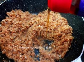 最后加入芝麻油再次翻炒均匀即可出锅