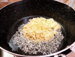 锅中倒入食用油，倒入打好的蒜蓉，用小火把蒜蓉先炒香，炒至有一点点微微发黄