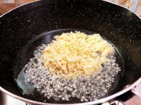 锅中倒入食用油，倒入打好的蒜蓉，用小火把蒜蓉先炒香，炒至有一点点微微发黄
