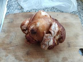 现成的熟的肘子去掉捆绑的绳子。