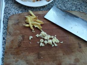 准备点姜丝、蒜末。