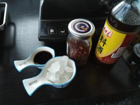 准备好需要的调料，生抽、老抽、陈醋直接装在一个小碗内。