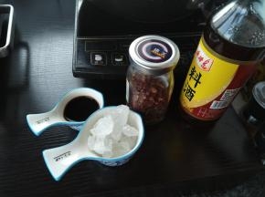 准备好需要的调料，生抽、老抽、陈醋直接装在一个小碗内。