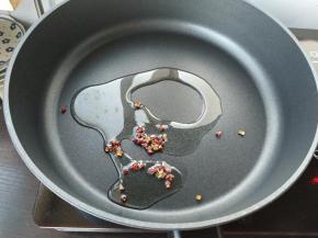 锅内加一勺植物油，再加少许花椒炒香。