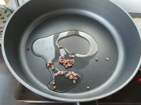 锅内加一勺植物油，再加少许花椒炒香。