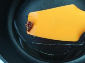 炒香后捞出花椒。