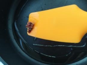炒香后捞出花椒。