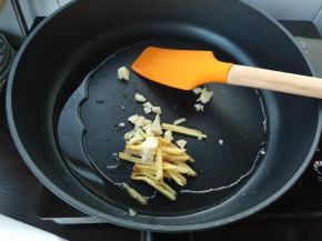 再加入姜丝、蒜末，炒香。