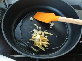 再加入姜丝、蒜末，炒香。