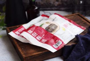 提前从冰箱的冷冻室里拿出冷冻的太阳谷板腱牛排，板腱是位于牛肩与胸部之间，其均匀分布的大理石油花让它的肉质更细嫩。