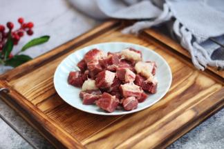 将牛肉切成适合自己口味大小的粒。