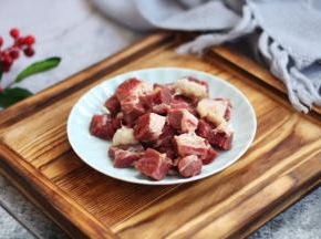 将牛肉切成适合自己口味大小的粒。