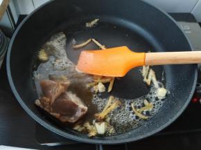 加一点料酒轻轻炒一下后再加入一大勺高汤。