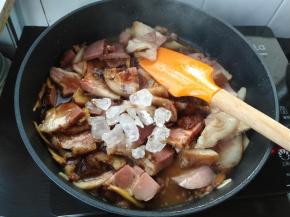 加入冰糖跟其余调料。