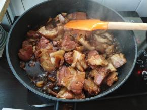 慢慢炒匀，让冰糖完全融化，大火收汁。