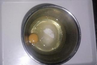 鸡蛋、玉米油、细砂糖、盐放在一起