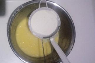 低筋面粉、泡打粉、玉米淀粉、小苏打混合均匀后过筛加入