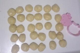 分成15~16克一个的小面团，滚圆