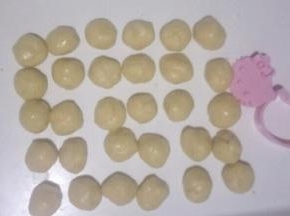 分成15~16克一个的小面团，滚圆