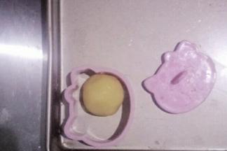 把面团放在模具框中，略略按扁