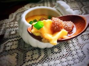 撒上香葱碎，一盅细腻滑嫩，营养翻倍的海参蒸蛋羹就好了，趁热享用吧