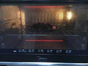 温馨提示：喜欢烧烤风味的小伙伴可将炒好的黑胡椒牛肉粒连同铁板放入烤箱的中层，上下火200度，烤5～10分钟。
牛肉味混合着黑胡椒的味道、黄油的味道、夹杂着洋葱的味道、香草的味道，真是棒极了！