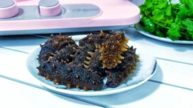 即食海参提前从冷冻室拿出来化冻或者放纯净水化冻更加快一点。