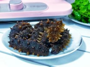 即食海参提前从冷冻室拿出来化冻或者放纯净水化冻更加快一点。