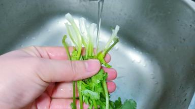 香菜去须在流水下冲洗掉泥沙再切小段备用。