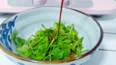 蒜泥加盐、鱼露、芝麻油、生抽、香菜一起调一个料汁备用。