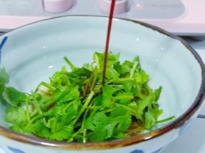 蒜泥加盐、鱼露、芝麻油、生抽、香菜一起调一个料汁备用。