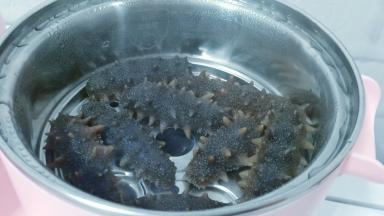 水开放入海参，尽量平摊开来放不要重叠。