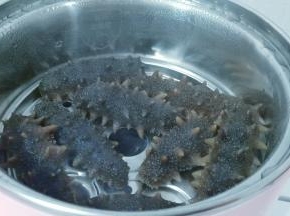 水开放入海参，尽量平摊开来放不要重叠。