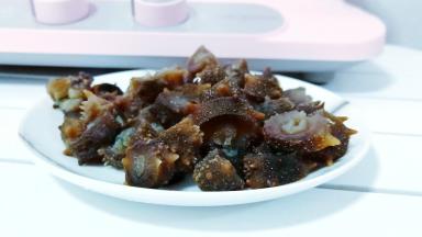 蒸好的海参切小段，便于入味。