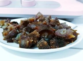 蒸好的海参切小段，便于入味。