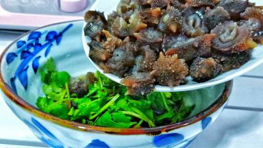 把切好的海参跟香菜料放一个碗里，拌均匀即可端上桌品尝。