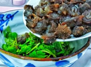把切好的海参跟香菜料放一个碗里，拌均匀即可端上桌品尝。